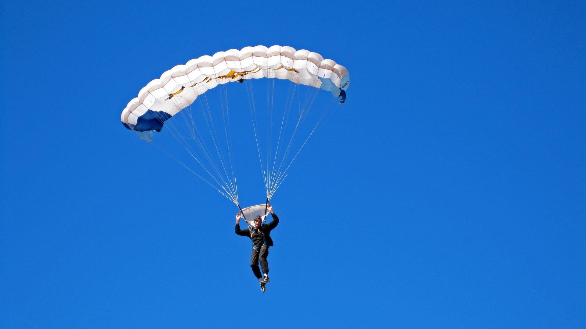 赛道与球场，双线战场上的碾压启示