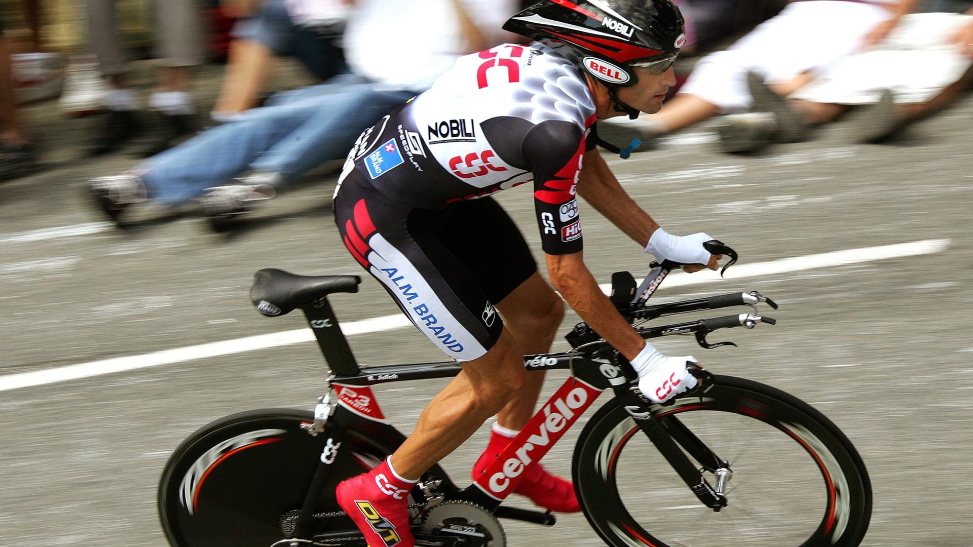 赛道上的独舞者，班凯罗在F1街道赛之夜的绝对统治